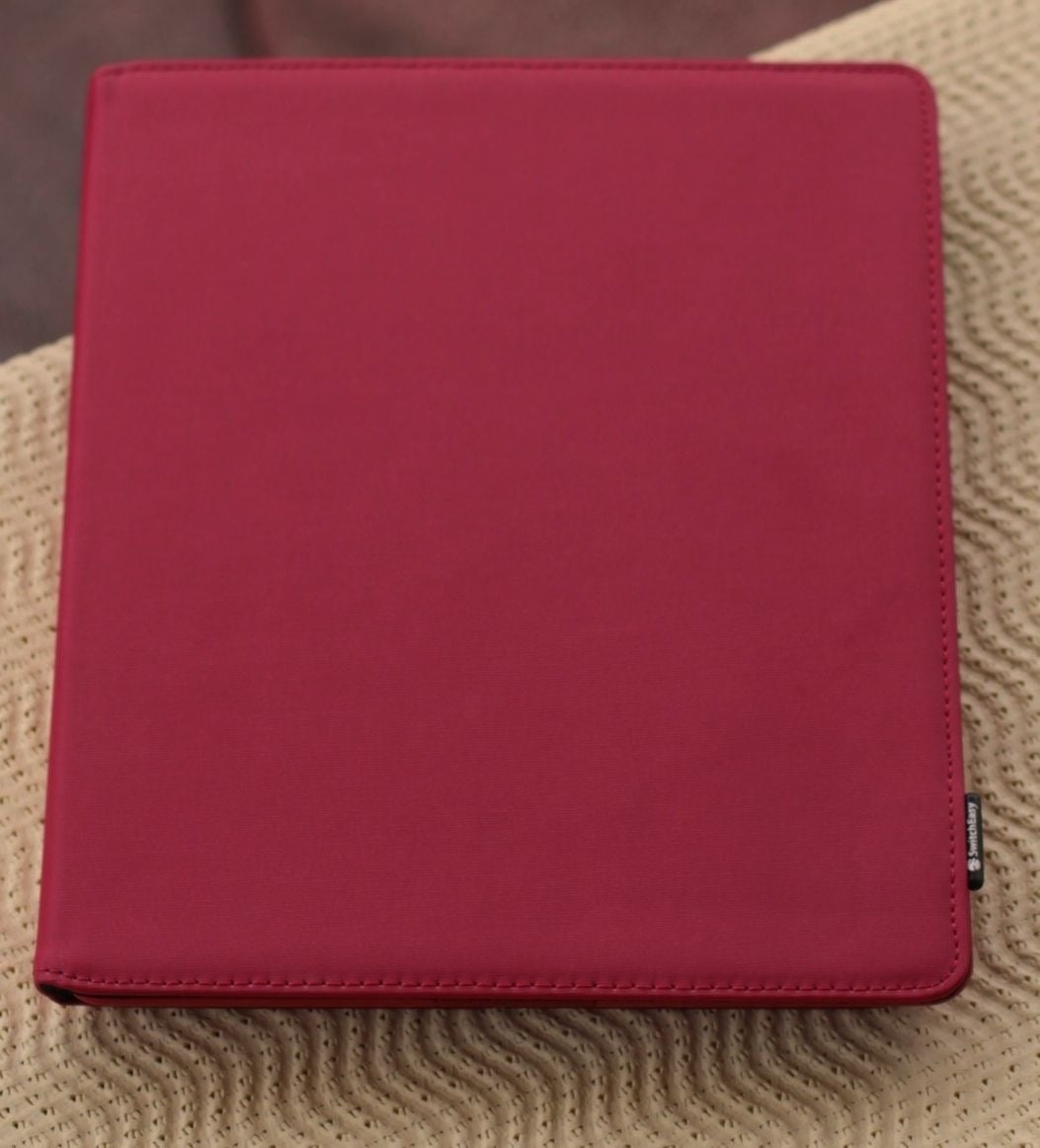 Geschlossene Switcheasy Canvas iPad-Hülle rot